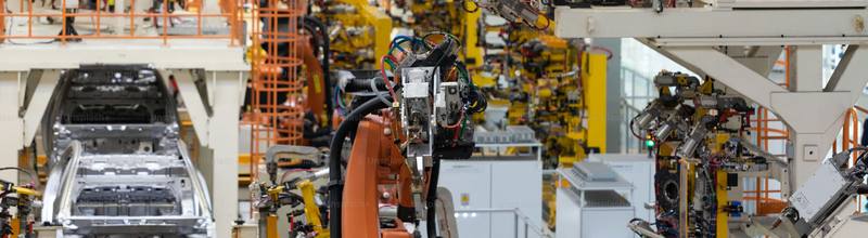 Roboter-Schweißlinie im Automobilwerk